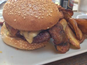 Flores Burger with cheddar, bacon and grilled onions